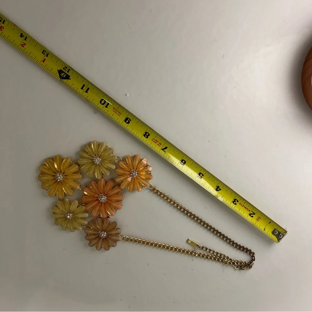 MACY’S PASTEL‎ DAISY STATEMENT NECKLACE $45